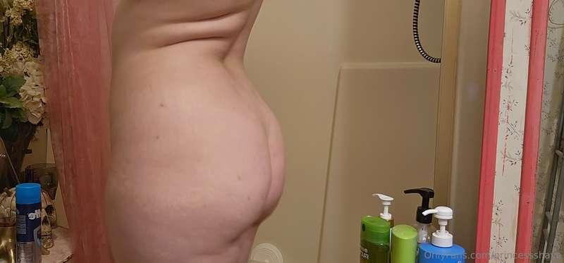 pre shower booty :3