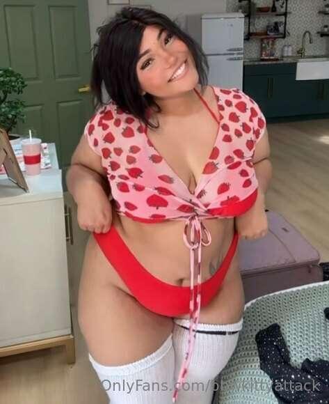 Strawberries or me?🤤🤤
