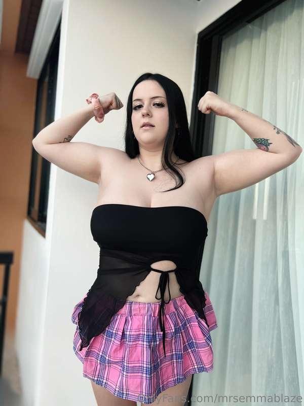 Who wants Mommy to step on Them? 💁🏻‍♀️👀🖤 