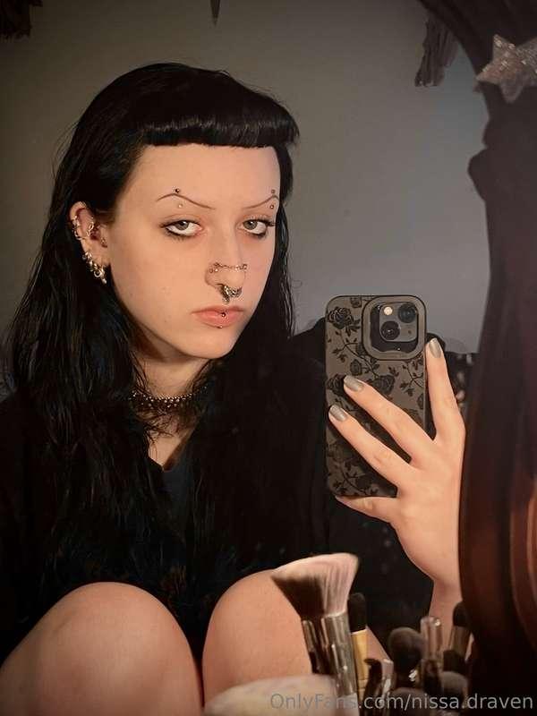 Good afternoon lovelies! 🖤 Who would be interested in some d..