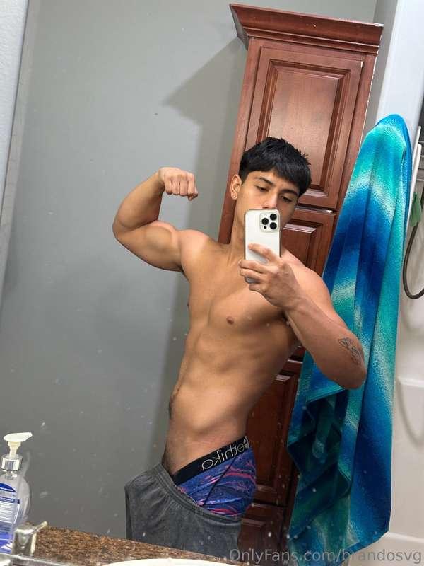 Showing the buldge and some 🍑