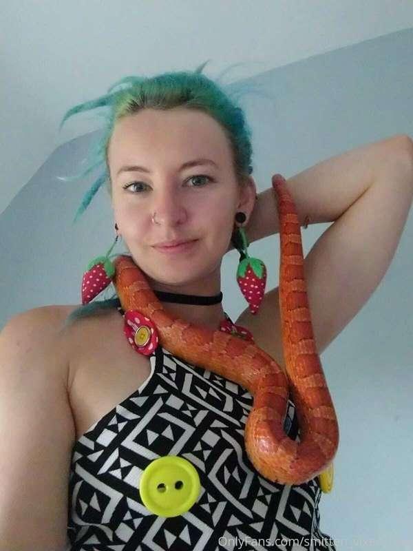 This is my pet cornsnake Kushie, we love taking photos toget..