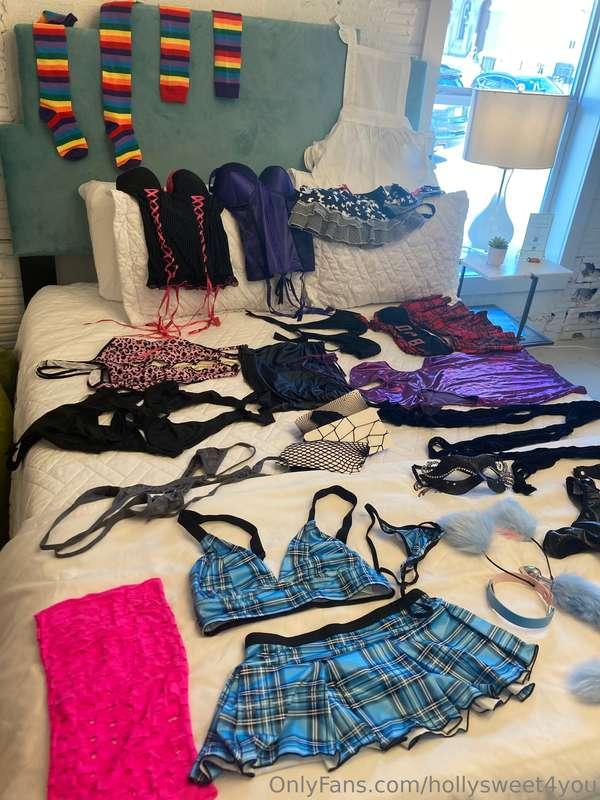 Trying to decide what I want to wear for you guys next! (Or ..