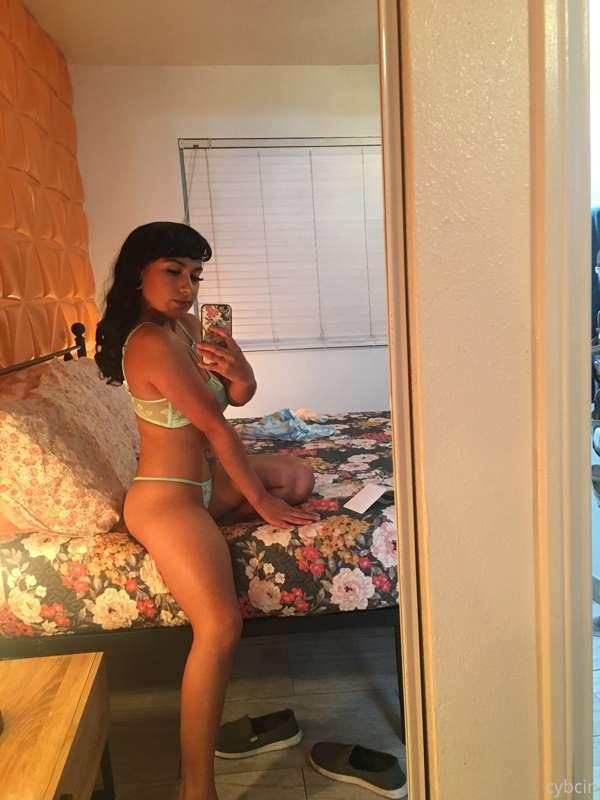 walking into a cutie’s room like 💋 🌸