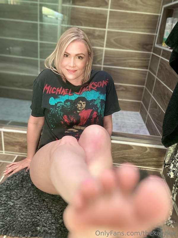 Photos of my feet are a ‘Thriller’, right?
