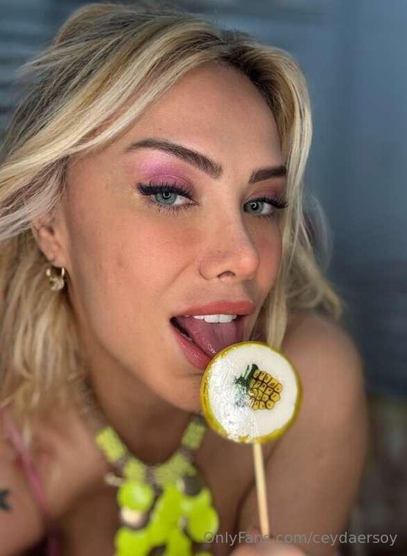 Yeni içeriğim DM kutunda..🔥 şeker tadında 🍭👅