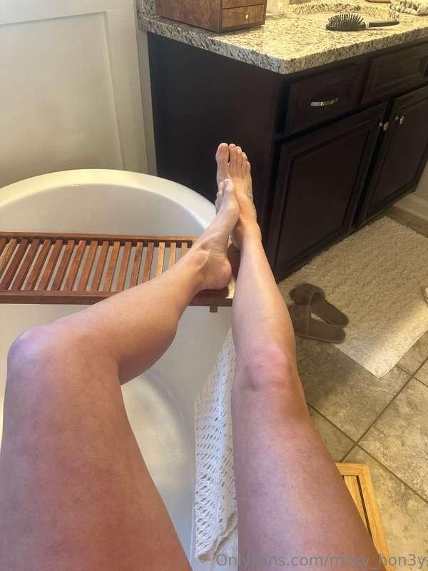 Who wants to suck my toes while I’m getting my tight pussy s..