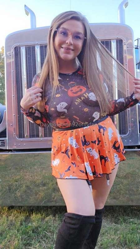 I have a Halloween treat waiting on my VIP page for you! 😉➡️..