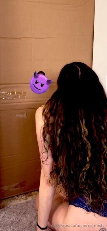 who wants a sneak peak at this glory hole vid i made? 🥵😈🥵😈 c..