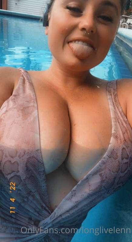 Swipe for titties 😇