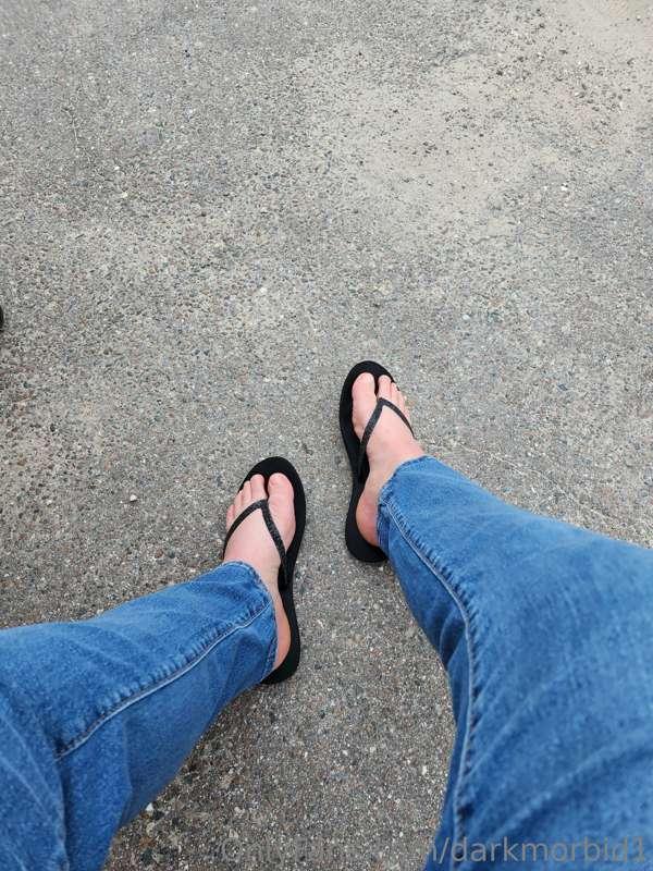 Feet out in the wild at a flea market 😎