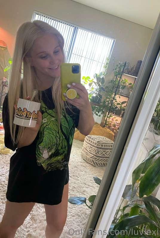 Happy Saturday 😚 I have a strict “no pants before noon” poli..