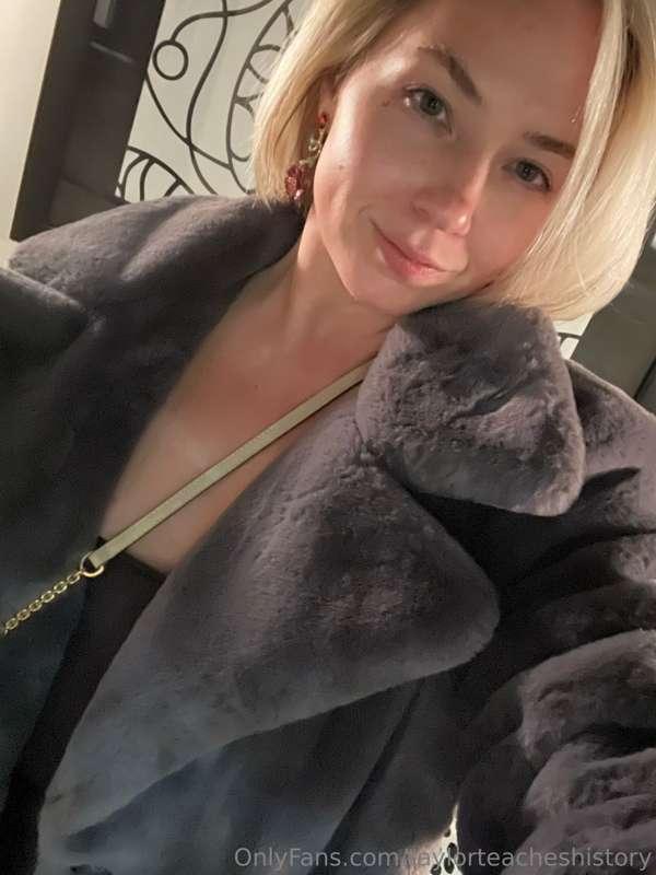 Winter is here so I’m breaking out the faux furs ❄️
Fur coat..