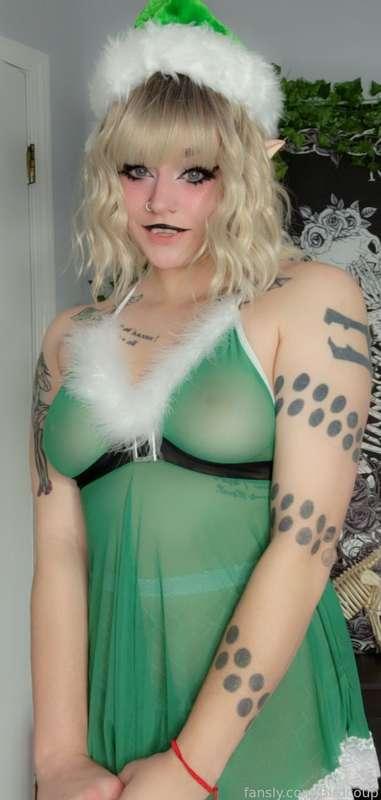 Looks like one of Santa's elves has been naughty this year, and needs to be taken care of 😘 🎄

She's been on the naughty list, so I think she deserves to get fucked hard and deep until she cums 😘