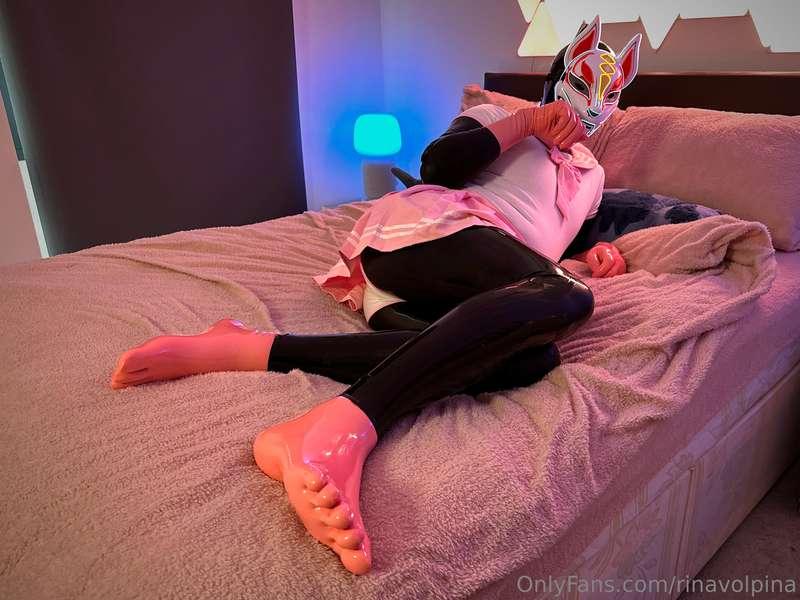 Shiny Seifuku Foxgirl  A sleek, shiny, rubber foxgirl lies i..