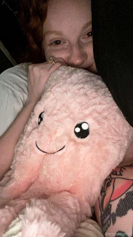 Daddy got me a HUGE stuffie and it’s making me feel so smol ..