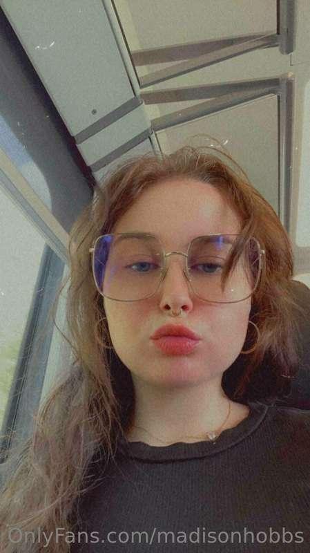 selfie from the bus btw. i hate taking the bus📚😫