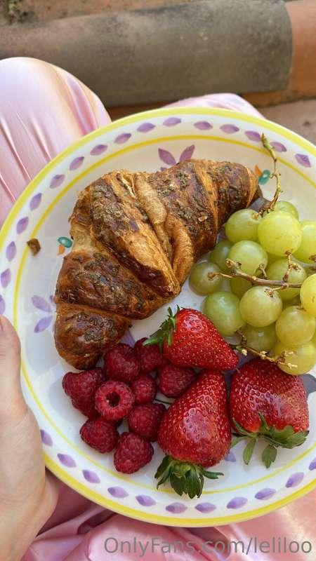 Good morning boys! What do you like for breakfast?☕🍰