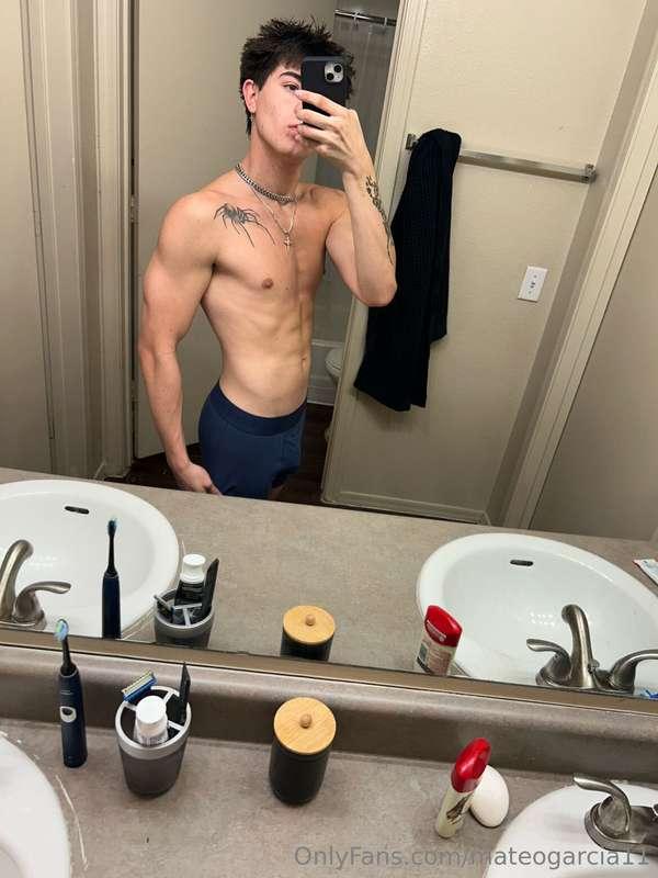 Shirt’s off, body ready… now, how are you gonna take it? 😈Ev..