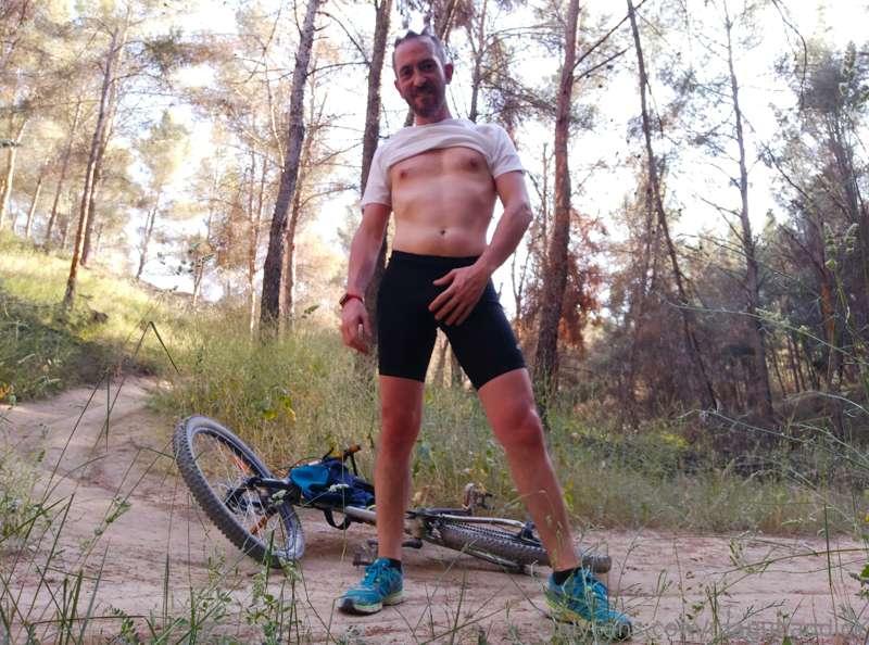 Bike ride in The Woods 3/4
Full serie in your DM's