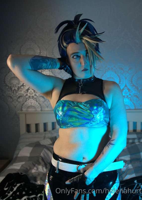 "just got back from another gig, time to unwind K/DA style"
..