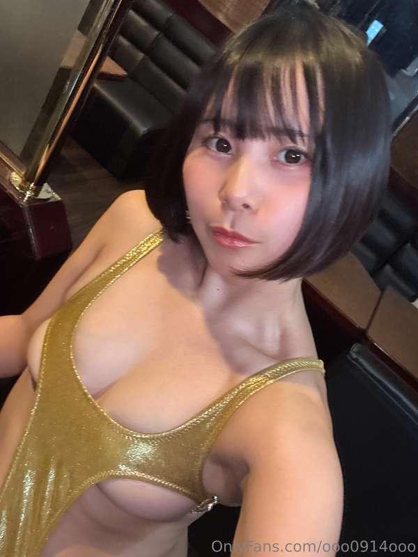 This gold swimsuit felt like liquid sunshine on my skin ✨💛 I..