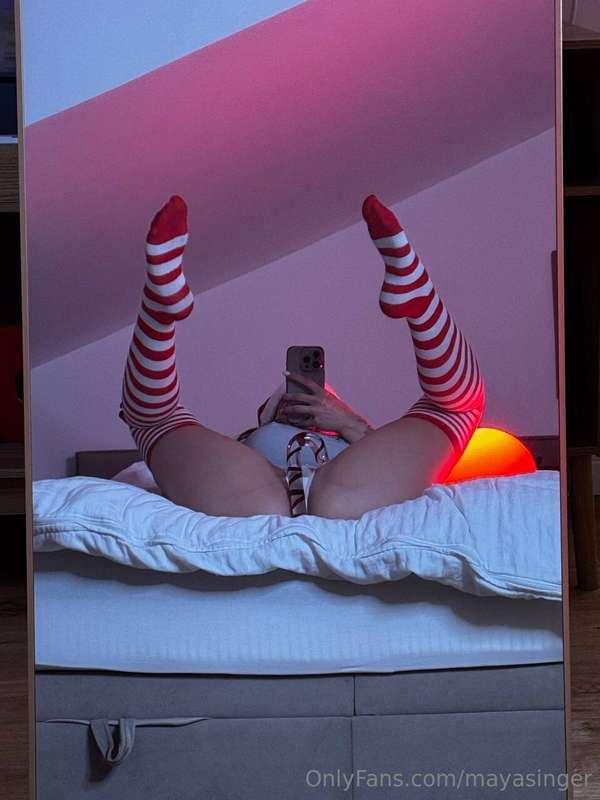 merry christmas and happy holidays!🎄🤗 (yes that´s a dildo ha..