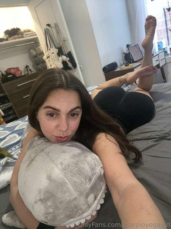 Finally got to cuddle my  🦈 in my new bed in my new apartmen..