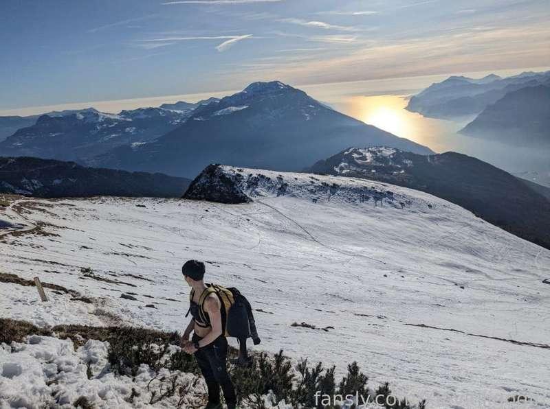 Just a little peak about my life the other day! I love nature and hiking mountains!🏔️ The snow is so beautiful and the view 😍 
Are you a nature person too? 

#mountains #view #nature #naturalgirl #sport #hiking #italy #vitiligo #shorthsirgirl #landscape #cold #life #italiangirl
