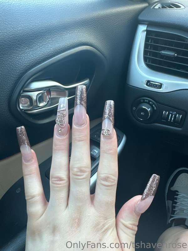 Wondering where to perfectly wrap these beautiful fingers ✨💅
