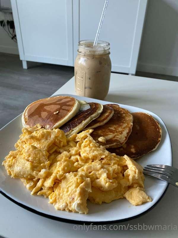 Good morning ☀️ 
Starting the day with a big fattening break..
