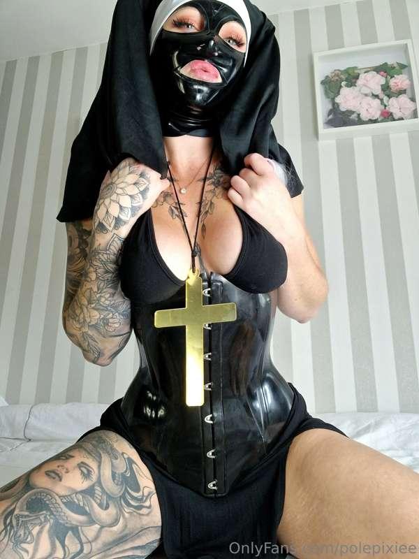 The UK fetish awards have begun 🙌 vote for me daily, it will..