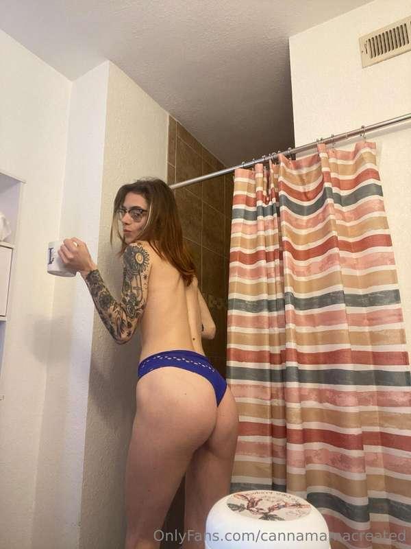 Just a horny girl who loves her coffee ☕️😜