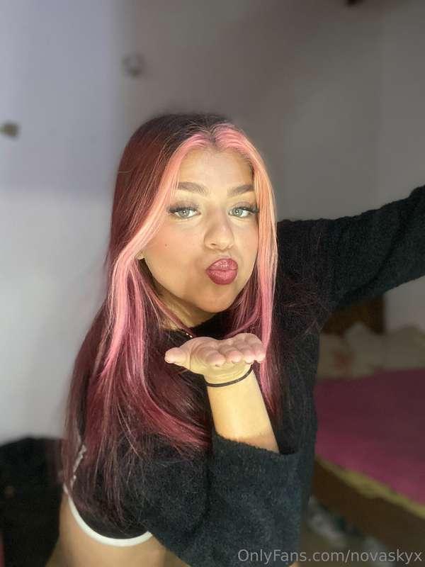 I love how my hair looks like this! 😍 I feel like a strawber..