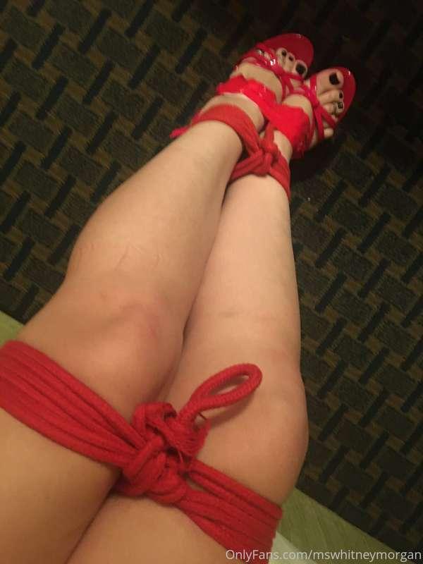 Ties red tootsies