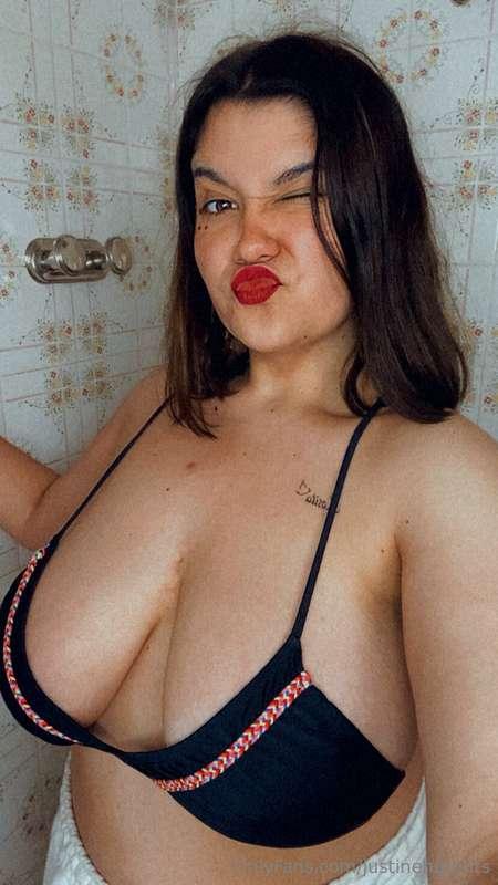 Tu voudrais bien me la glisser entre mes seins ?🤤🍆😜