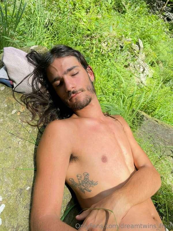 It’s the perfect day to lay around naked 🌿🐉🌳