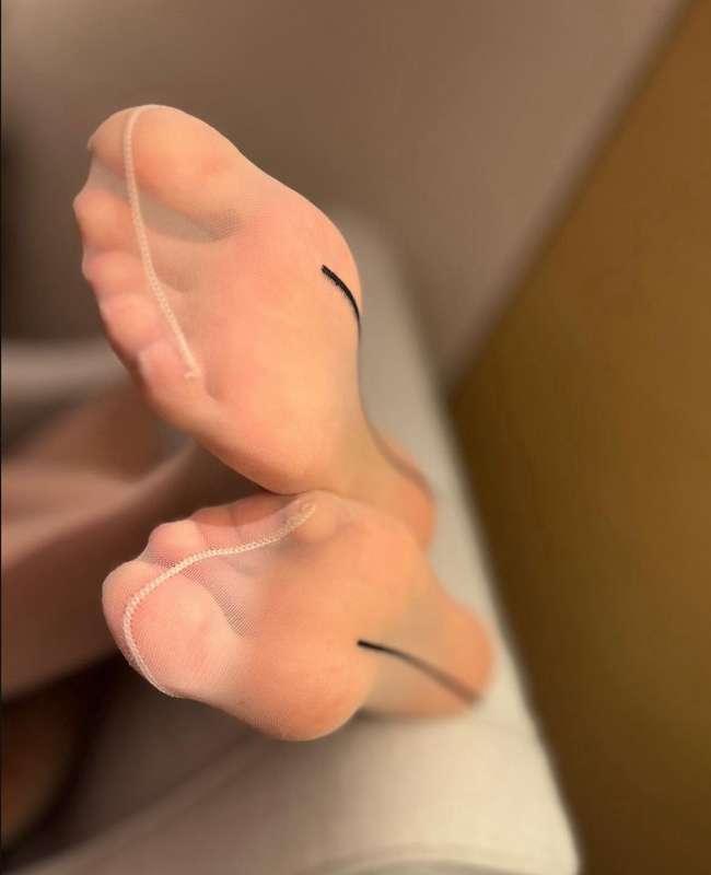 Nylon feet lovers, this one’s for you!
