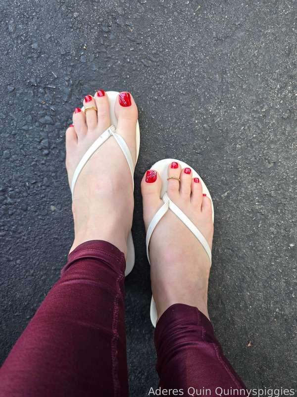 Showing off my red toes ❤️‍🔥

#flip-flops #feet #footfetish #archesandtoes #fyp #aderesquin #quinnyspiggies