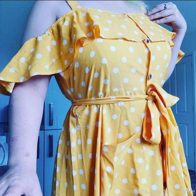 This summer dress looks great on me! 😍