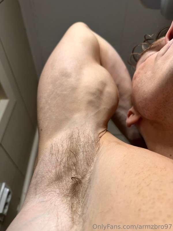 Hairy pits and huge pumped biceps mhhh 💪😉💦🔥