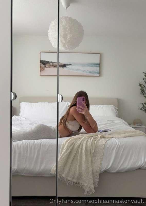 Come talk to me on my main acc: @sophieannaston 