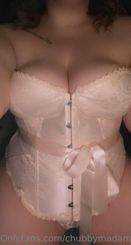 Just trying on my new lingerie 😏 Do you like it?   *Tips wel..