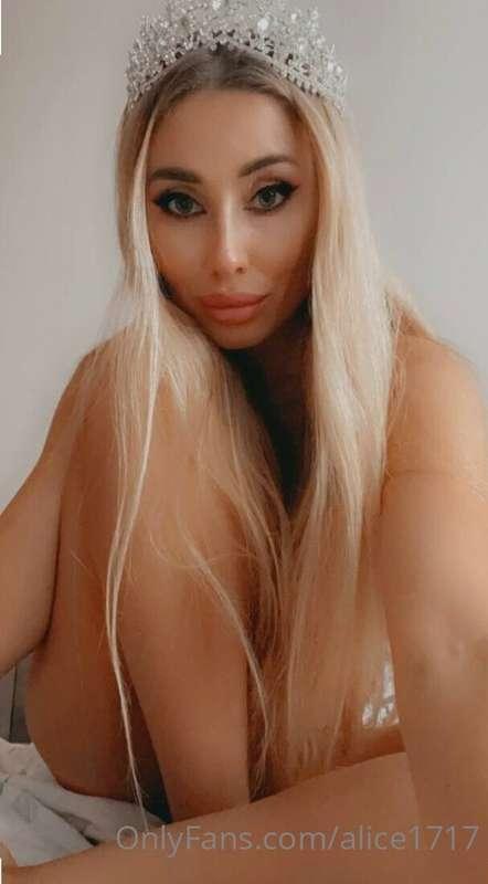 I’m your queen 👸🥰😍
