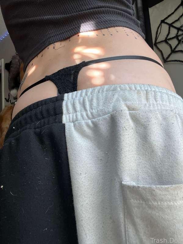Lazy cleaning day till my kiddo leaves 
.

❤️🖤


#fyp #publicuse #booty