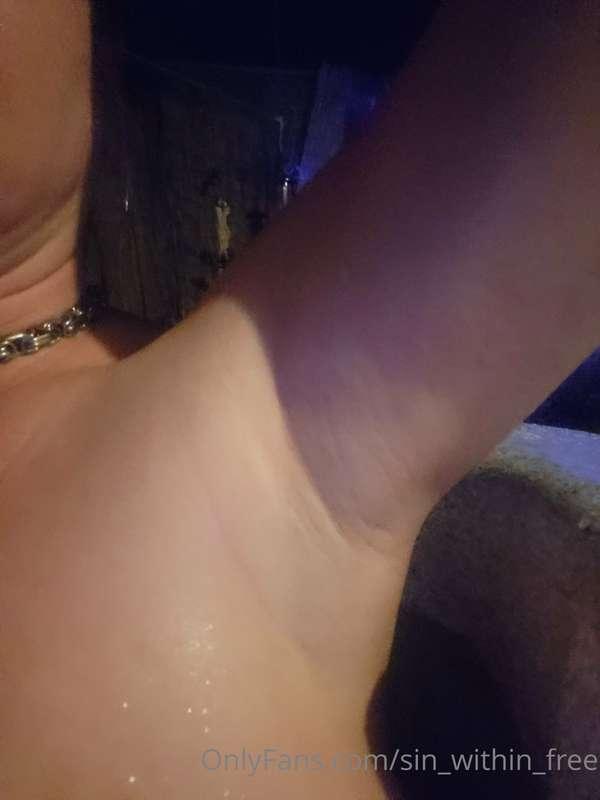 Hot tub armpit
