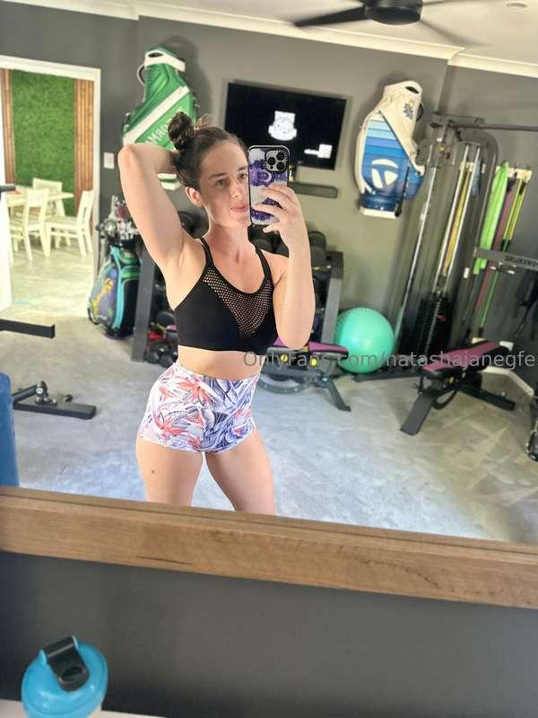 Working out 🏋️‍♀️ who here likes fit milfs 🙈💦