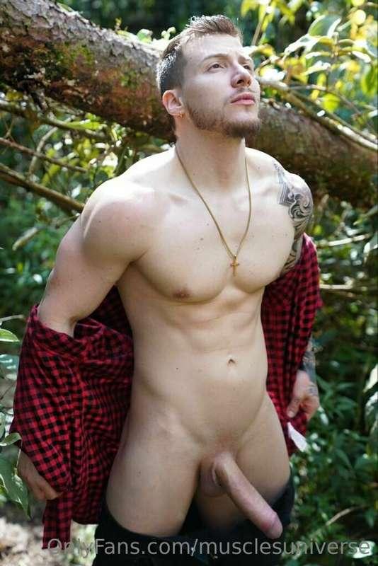 Fit guy @davidd_blake from Colombia 🇨🇴 has a beautiful cock ..