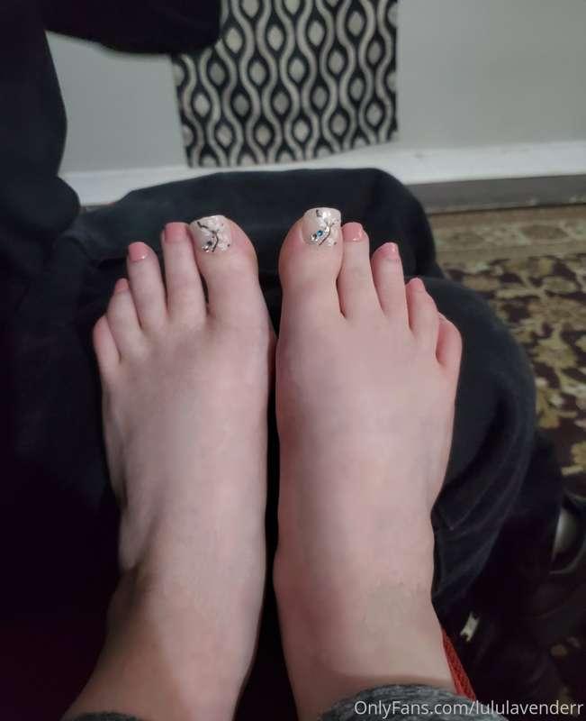 Cute toes, anyone? 💗