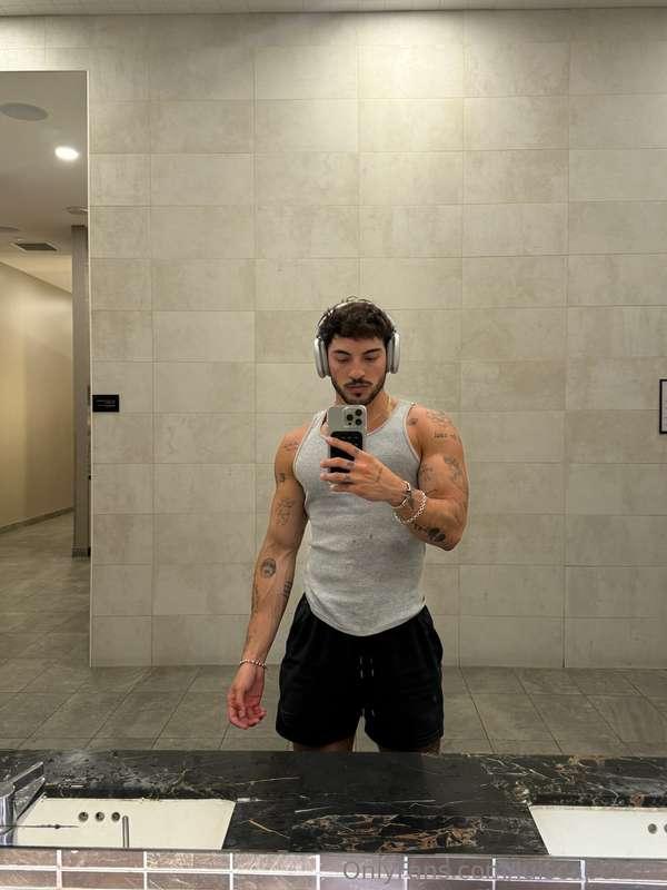 Working up a sweat 💦 got me feeling pumped 🍆 check your DMs ..